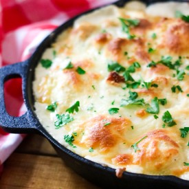 Chicken Alfredo Ravioli Bake is a cheesy crowd-pleasing dinner that has only 4 ingredients! Takes just minutes to get on the table!