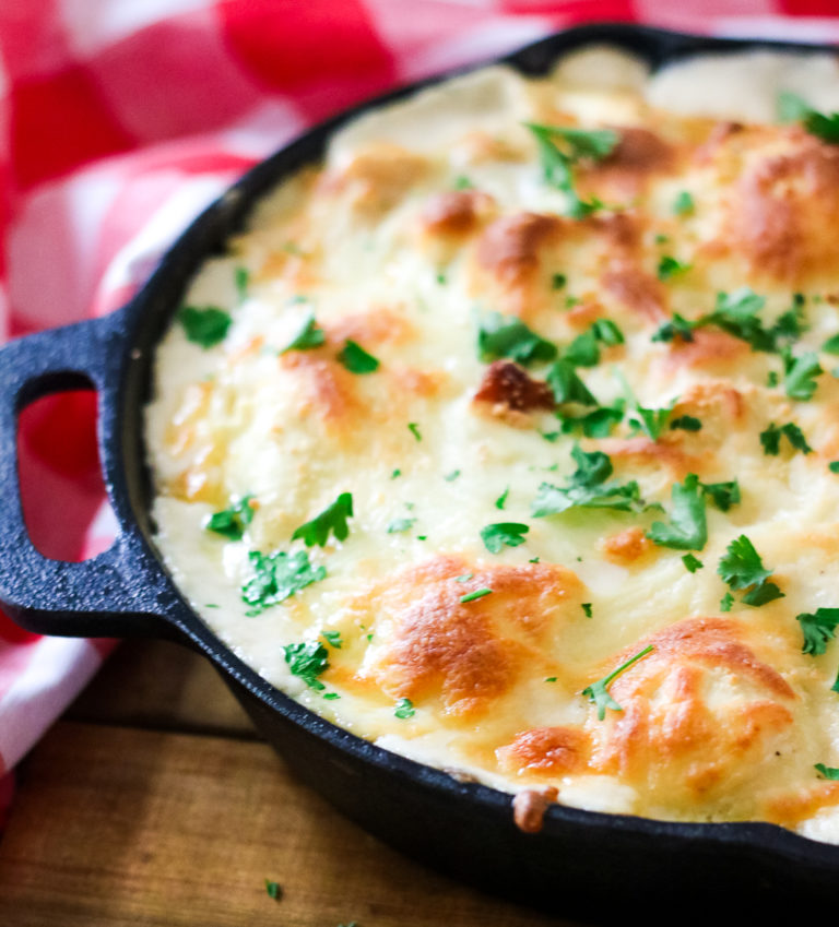 Chicken Alfredo Ravioli Bake is a cheesy crowd-pleasing dinner that has only 4 ingredients! Takes just minutes to get on the table!