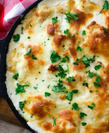 Chicken Alfredo Ravioli Bake is a cheesy crowd-pleasing dinner that has only 4 ingredients! Takes just minutes to get on the table!
