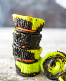 Mini Halloween Cheesecakes are the perfect spooktacular dessert! Colorful, easy to make and with only 5 ingredients they are the perfect Halloween treat!