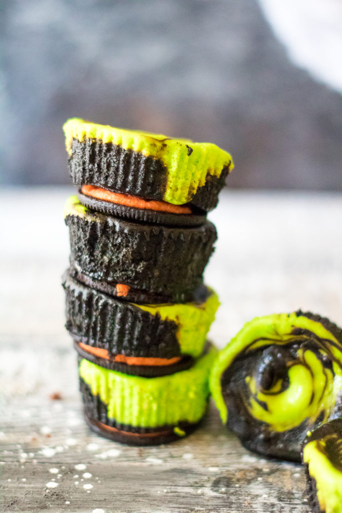 Mini Halloween Cheesecakes are the perfect spooktacular dessert! Colorful, easy to make and with only 5 ingredients they are the perfect Halloween treat!