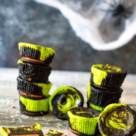 Mini Halloween Cheesecakes are the perfect spooktacular dessert! Colorful, easy to make and with only 5 ingredients they are the perfect Halloween treat!