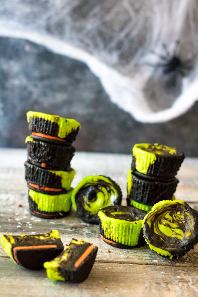 Mini Halloween Cheesecakes are the perfect spooktacular dessert! Colorful, easy to make and with only 5 ingredients they are the perfect Halloween treat!