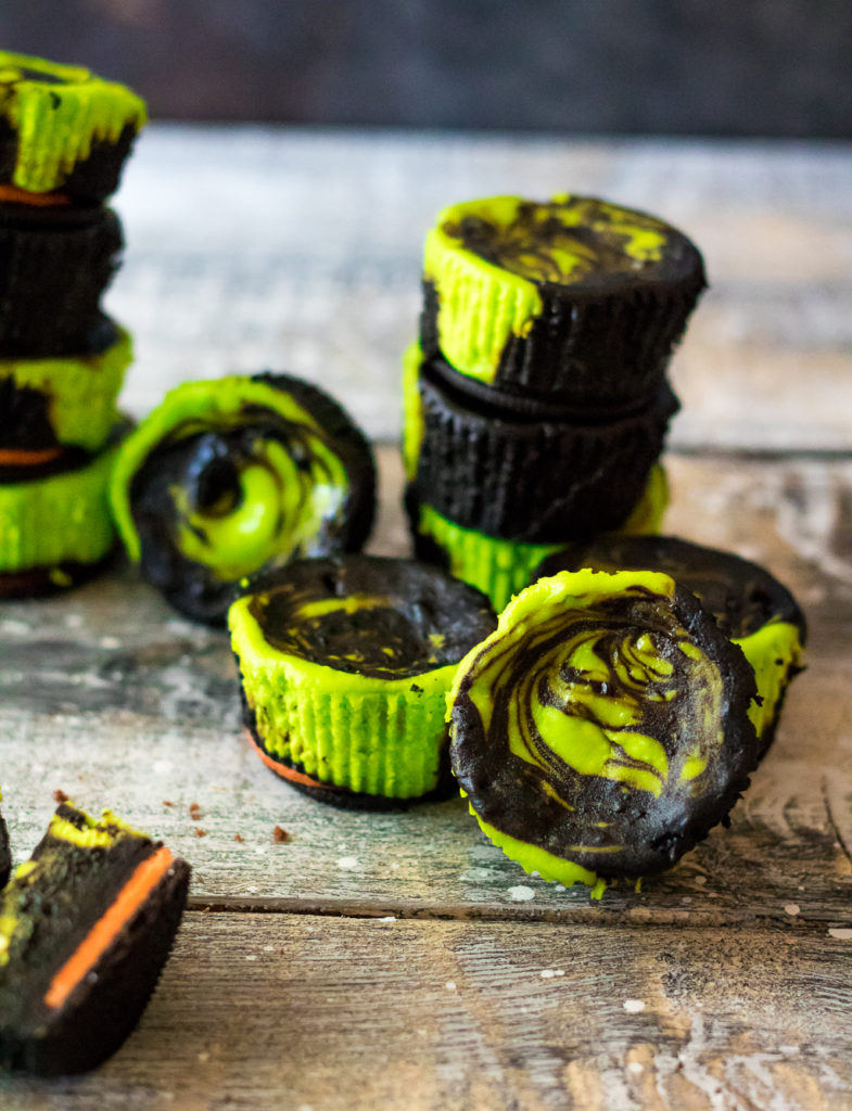 Mini Halloween Cheesecakes are the perfect spooktacular dessert! Colorful, easy to make and with only 5 ingredients they are the perfect Halloween treat!