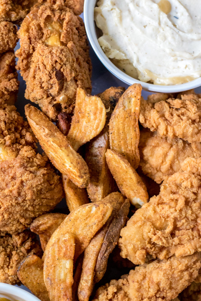 This Easy Chicken Dinner Board is a quick and delicious way to serve up an easy dinner everyone will love without spending a minute in the kitchen!